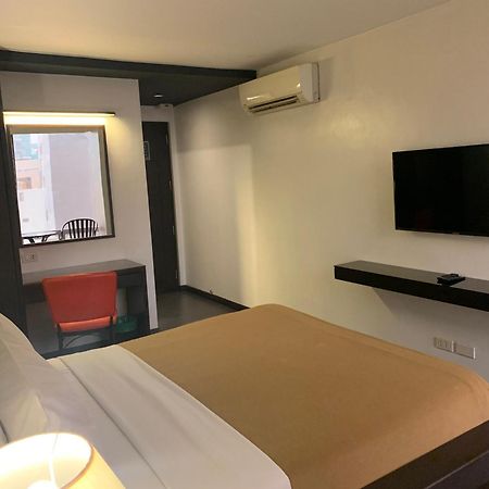 Ritz Astor Hotel Makati City Extérieur photo