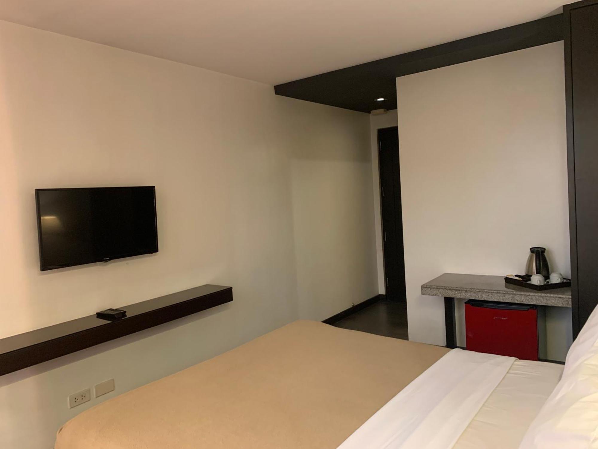 Ritz Astor Hotel Makati City Extérieur photo