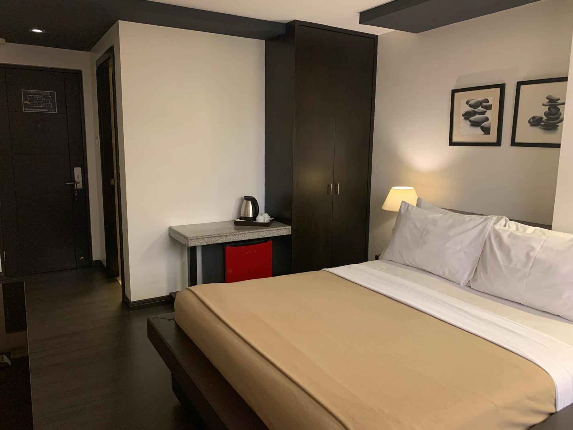 Ritz Astor Hotel Makati City Extérieur photo