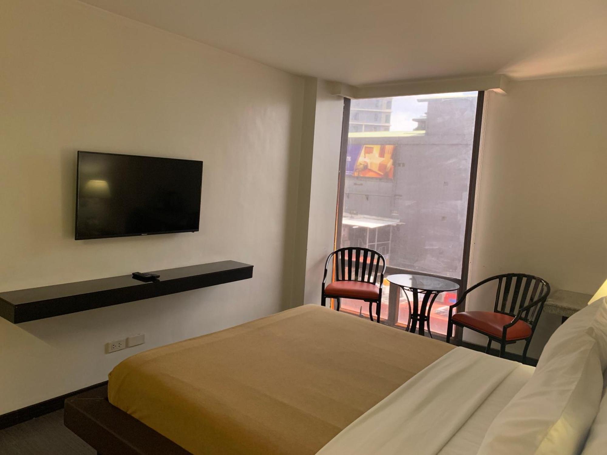 Ritz Astor Hotel Makati City Extérieur photo