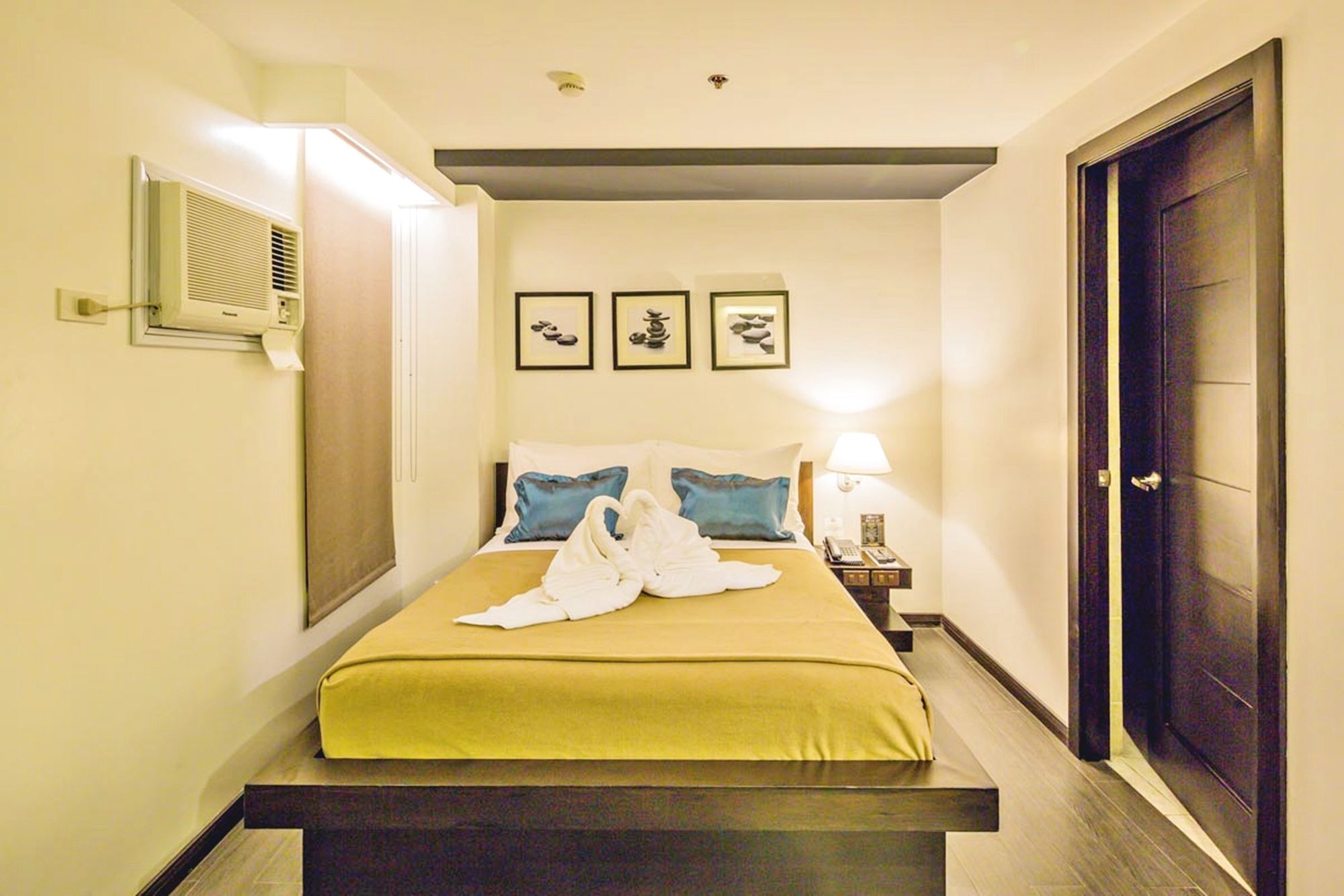 Ritz Astor Hotel Makati City Extérieur photo